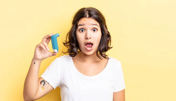 Young Hispanic Woman Looking Very Shocked Surprised Asthma Concept — Stock Photo, Image