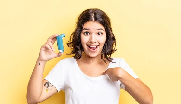 Mladá Hispánka Která Cítí Šťastná Ukazuje Sebe Vzrušeně Astmatický Koncept — Stock fotografie