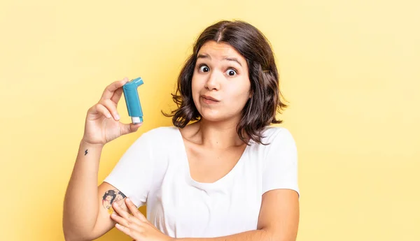 Jonge Latijns Amerikaanse Vrouw Halen Zich Verward Onzeker Voelen Astma — Stockfoto