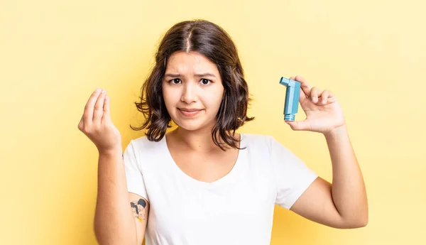 Ung Latinamerikansk Kvinna Gör Capice Eller Pengar Gest Säger Dig — Stockfoto