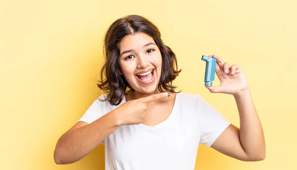 Young Hispanic Woman Looking Excited Surprised Pointing Side Asthma Concept — Stock Photo, Image