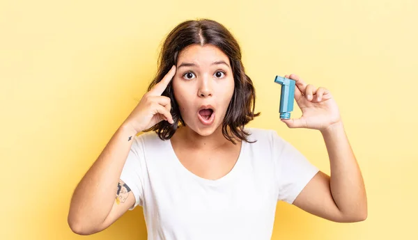 Young Hispanic Woman Looking Surprised Realizing New Thought Idea Concept — Stock Photo, Image