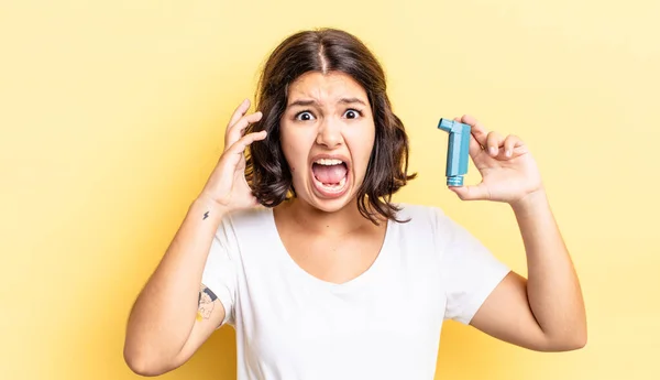 Young Hispanic Woman Screaming Hands Air Asthma Concept — Stock Photo, Image