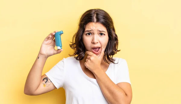 Young Hispanic Woman Mouth Eyes Wide Open Hand Chin Asthma — Stock Photo, Image