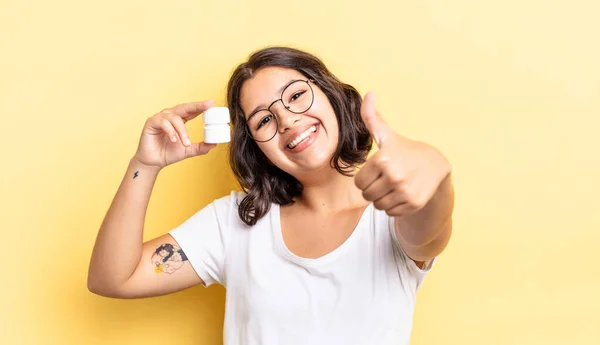 Jonge Spaanse Vrouw Die Zich Trots Voelt Positief Lachend Met — Stockfoto