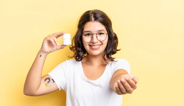 Jonge Spaanse Vrouw Glimlacht Gelukkig Met Vriendelijk Het Aanbieden Tonen — Stockfoto