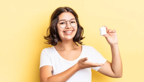 Jonge Spaanse Vrouw Glimlacht Vrolijk Voelt Zich Gelukkig Toont Een — Stockfoto