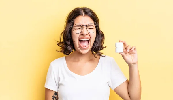 Junge Hispanische Frau Schreit Aggressiv Und Sieht Sehr Wütend Aus — Stockfoto