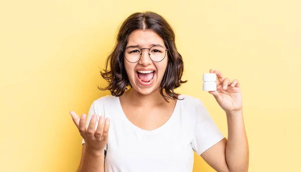 Jonge Spaanse Vrouw Kijkt Boos Geïrriteerd Gefrustreerd Ziekte Pillen Concept — Stockfoto