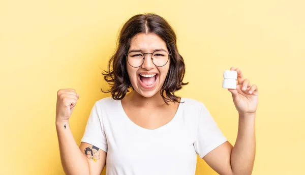 Jonge Spaanse Vrouw Schreeuwt Agressief Met Een Boze Uitdrukking Ziekte — Stockfoto