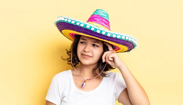 Jovem Hispânica Sorrindo Feliz Sonhando Acordado Duvidando Conceito Chapéu Mexicano — Fotografia de Stock