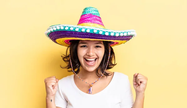 Jovem Hispânica Sentindo Chocado Rindo Celebrando Sucesso Conceito Chapéu Mexicano — Fotografia de Stock