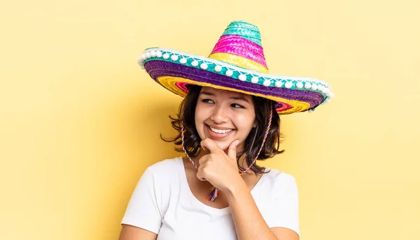 Jeune Femme Hispanique Souriant Avec Une Expression Heureuse Confiante Avec — Photo