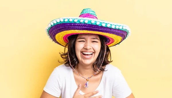 Ung Latinamerikansk Kvinna Skrattar Högt Något Lustigt Skämt Mexikansk Hatt — Stockfoto