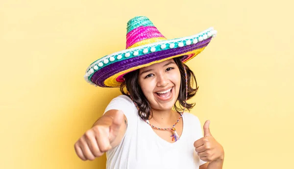 Jovem Hispânica Sentindo Orgulhoso Sorrindo Positivamente Com Polegares Para Cima — Fotografia de Stock