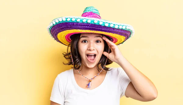 Jovem Hispânica Olhando Feliz Surpreso Surpreso Conceito Chapéu Mexicano — Fotografia de Stock