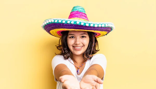 Joven Mujer Hispana Sonriendo Felizmente Con Amabilidad Ofreciendo Mostrando Concepto — Foto de Stock