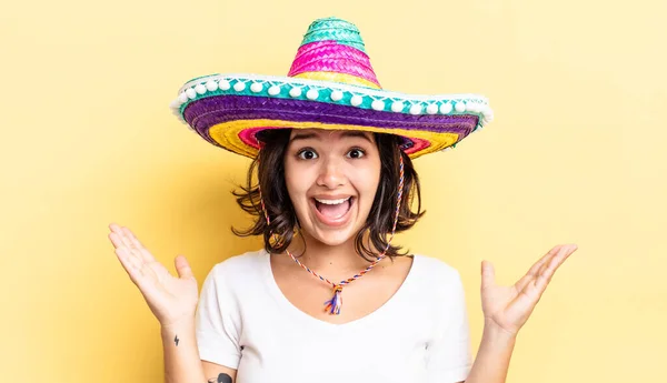 Fiatal Spanyol Boldog Csodálkozik Valami Hihetetlen Dolgon Mexikói Kalapkoncepció — Stock Fotó