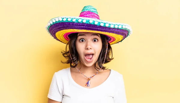 Jeune Femme Hispanique Air Très Choquée Surprise Chapeau Mexicain Concept — Photo