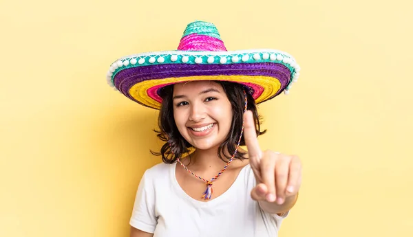 Jovem Hispânica Sorrindo Orgulhosa Confiantemente Fazendo Número Conceito Chapéu Mexicano — Fotografia de Stock