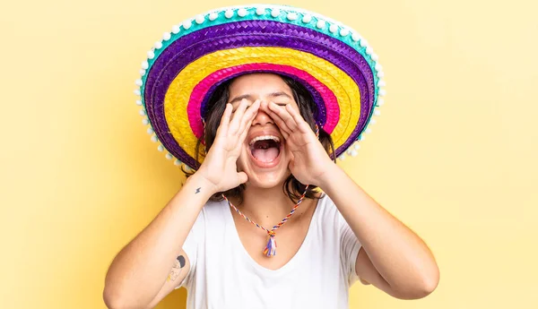 스페인 여자는 옆에서 손으로 소리로 외치면서 행복을 느꼈습니다 멕시코 — 스톡 사진