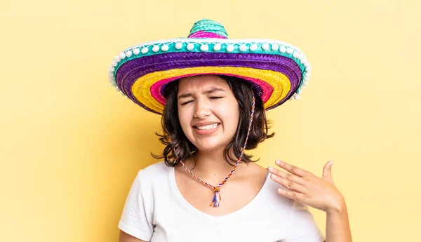 Jeune Femme Hispanique Sentant Stressée Anxieuse Fatiguée Frustrée Chapeau Mexicain — Photo