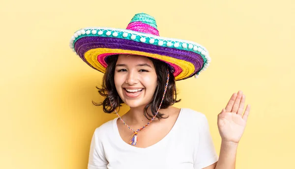 Joven Mujer Hispana Sonriendo Alegremente Saludándote Con Mano Dándote Bienvenida — Foto de Stock