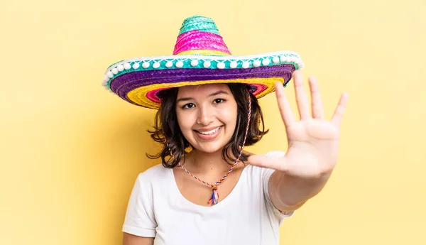 Mladá Hispánka Usmívá Vypadá Přátelsky Ukazuje Číslo Pět Mexická Čepice — Stock fotografie