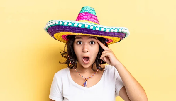 若いヒスパニック系の女性は驚きを見て 新しい考え アイデアや概念を実現します メキシコの帽子のコンセプト — ストック写真