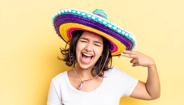 Młoda Latynoska Kobieta Wyglądająca Nieszczęśliwą Zestresowaną Meksykańska Koncepcja Kapelusza — Zdjęcie stockowe