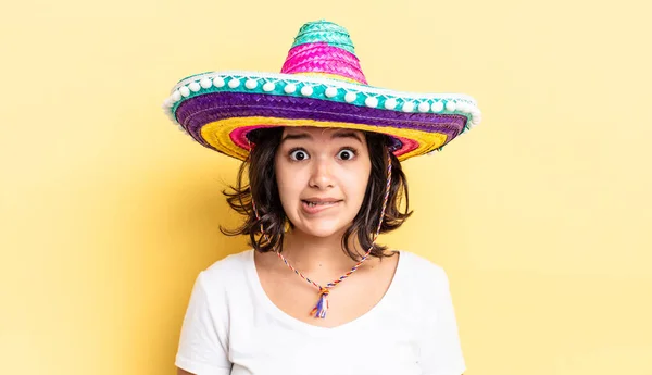 Młoda Latynoska Kobieta Wyglądająca Zmieszaną Meksykańska Koncepcja Kapelusza — Zdjęcie stockowe