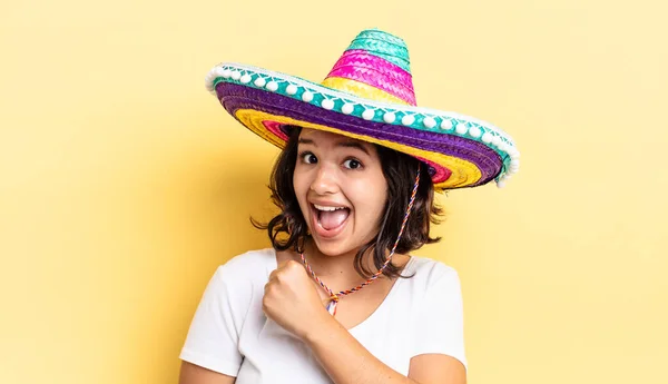 Jovem Hispânica Sentindo Feliz Enfrentando Desafio Celebrando Conceito Chapéu Mexicano — Fotografia de Stock