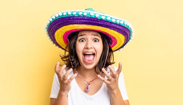 Jovem Hispânica Olhar Desesperado Frustrado Estressado Conceito Chapéu Mexicano — Fotografia de Stock