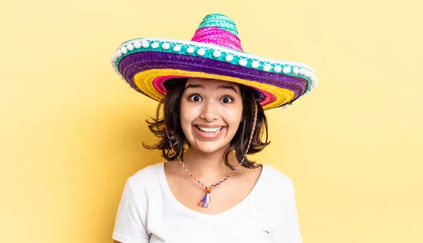 Joven Mujer Hispana Que Parece Feliz Gratamente Sorprendida Concepto Sombrero —  Fotos de Stock