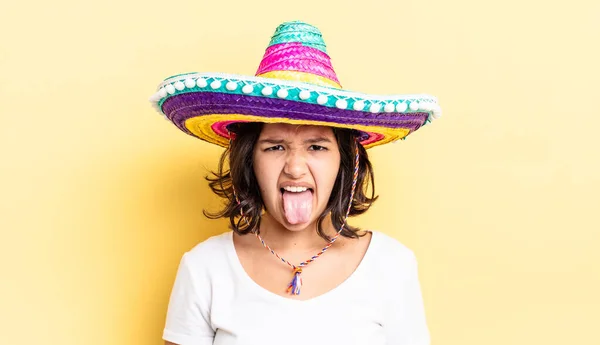 Молода Іспаномовна Жінка Відчуває Огиду Роздратованість Язик Концепція Мексиканського Капелюха — стокове фото