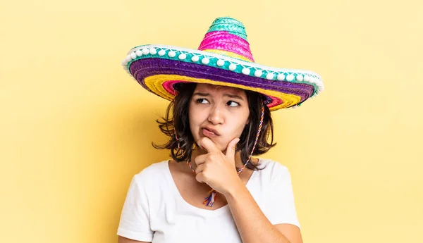 Jovem Hispânica Pensando Sentindo Duvidosa Confusa Conceito Chapéu Mexicano — Fotografia de Stock