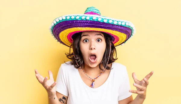 Jeune Femme Hispanique Sentant Extrêmement Choquée Surprise Chapeau Mexicain Concept — Photo