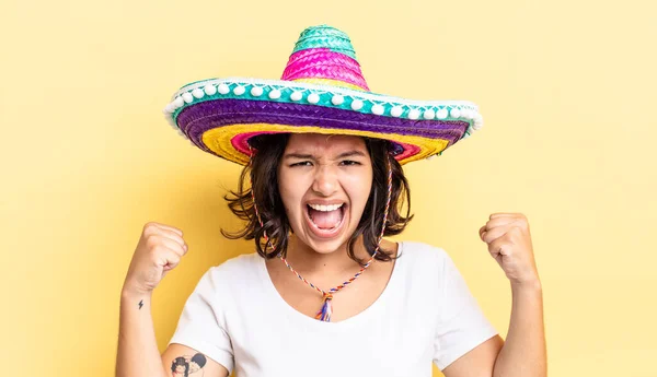 Μια Νεαρή Ισπανίδα Φωνάζει Επιθετικά Θυμωμένη Έκφραση Μεξικάνικη Έννοια Καπέλο — Φωτογραφία Αρχείου