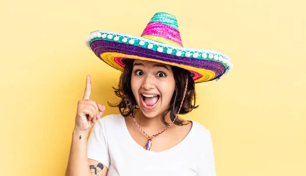 여성은 아이디어를 깨달은 행복하고 흥분된 천재같은 기분을 느낍니다 멕시코 — 스톡 사진