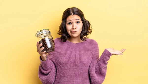 Young Hispanic Woman Feeling Puzzled Confused Doubting Coffee Beans Concept — Stock Photo, Image