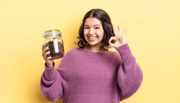 Jovem Hispânica Sentindo Feliz Mostrando Aprovação Com Gesto Grãos Café — Fotografia de Stock