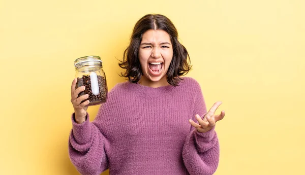 Jovem Hispânica Olhando Com Raiva Irritado Frustrado Grãos Café Conceito — Fotografia de Stock