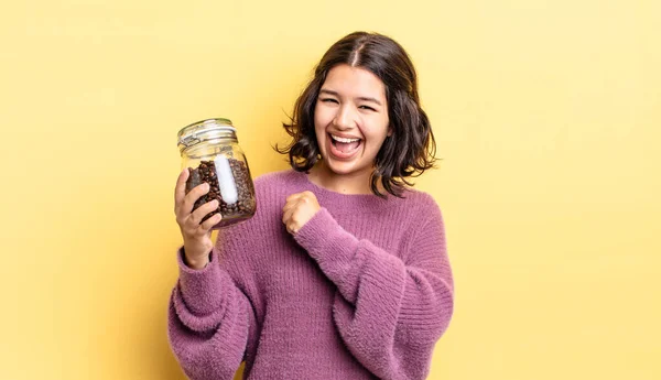 Joven Hispana Sintiéndose Feliz Enfrentándose Reto Celebración Concepto Granos Café —  Fotos de Stock