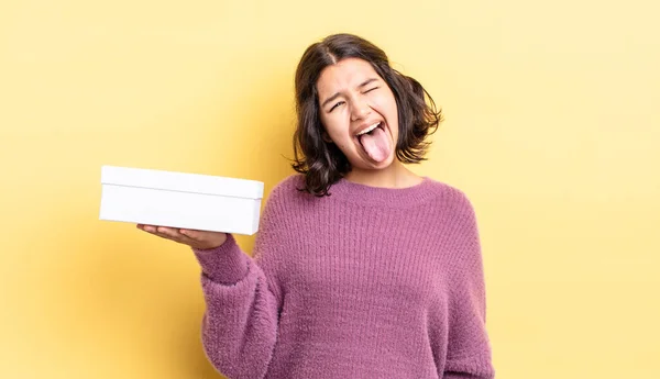 Joven Mujer Hispana Con Actitud Alegre Rebelde Bromeando Sacando Lengua — Foto de Stock