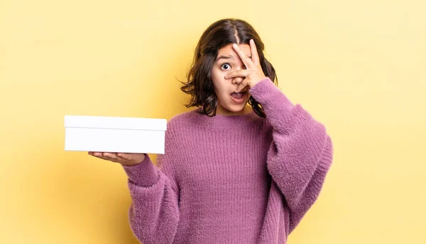 Mujer Hispana Joven Mirando Sorprendida Asustada Aterrorizada Cubriendo Cara Con — Foto de Stock