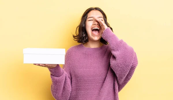 Joven Mujer Hispana Sintiéndose Feliz Dando Gran Grito Con Las — Foto de Stock