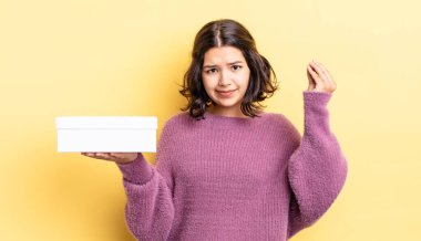 Genç İspanyol kadın kapiş ya da para hareketi yapıyor, sana ödemeni söylüyor. boş kutu kavramı