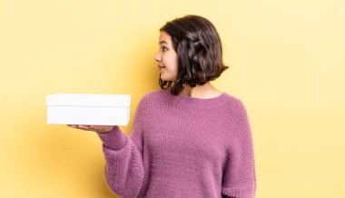 Profil görünümlü genç İspanyol kadın hayal mi kuruyor yoksa hayal mi kuruyor? boş kutu kavramı