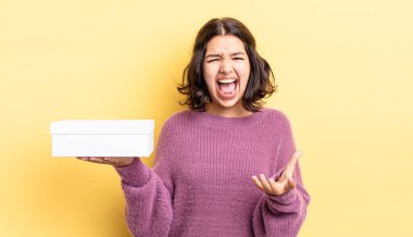 Genç İspanyol kadın kızgın, sinirli ve hayal kırıklığına uğramış görünüyor. boş kutu kavramı