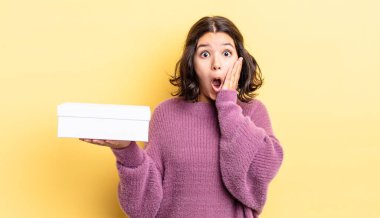 Genç İspanyol kadın şok olmuş ve korkmuş hissediyor. boş kutu kavramı